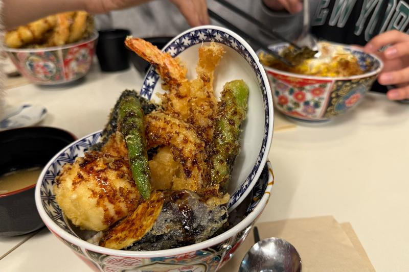 푸짐하게 담긴 텐동