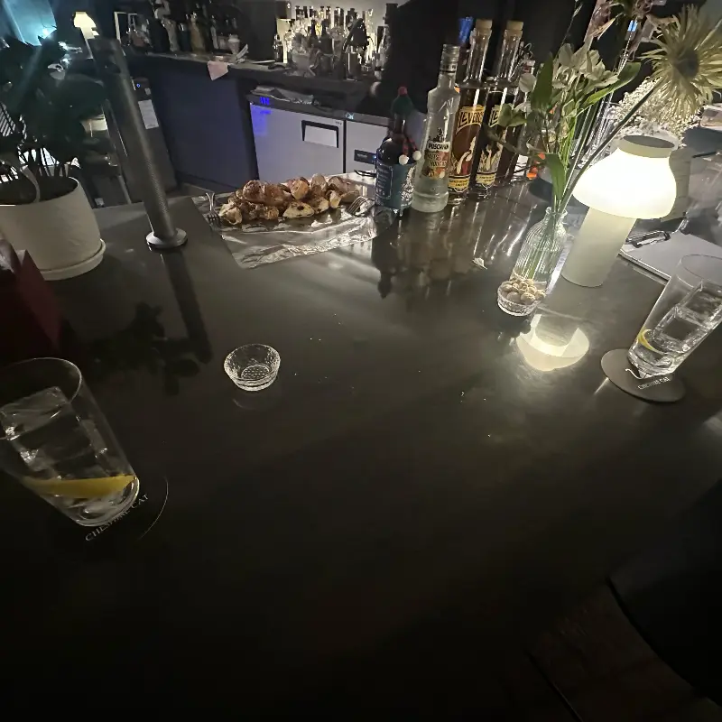 바 테이블 위의 술과 안주