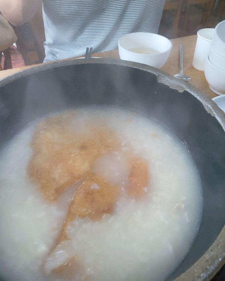 뚝배기에 담겨 김이 모락모락 나는 누룽지