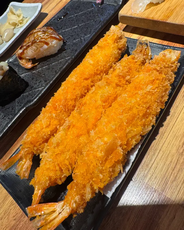 갓 튀겨져 나온 새우튀김