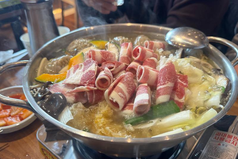 만두전골에 우삼겹을 넣어 먹는 모습