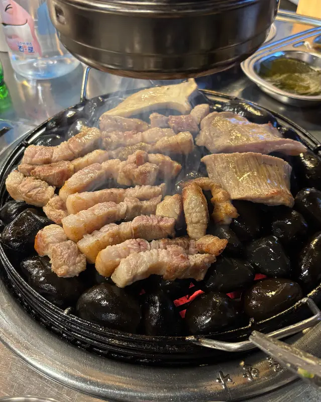 자갈 위 삼겹살