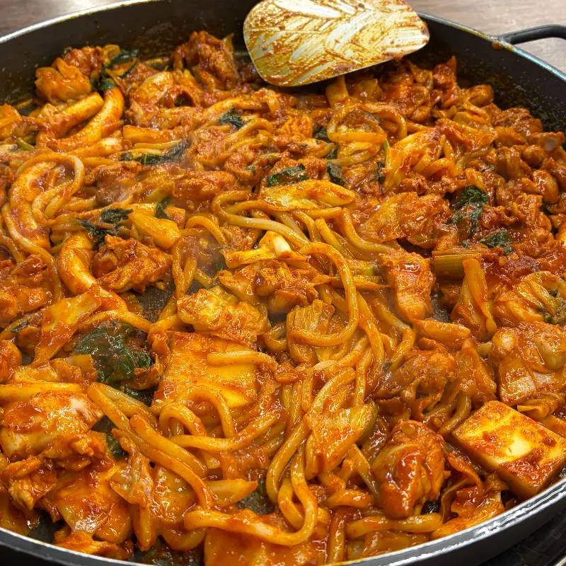 닭갈비와 쫄면 사리의 조합