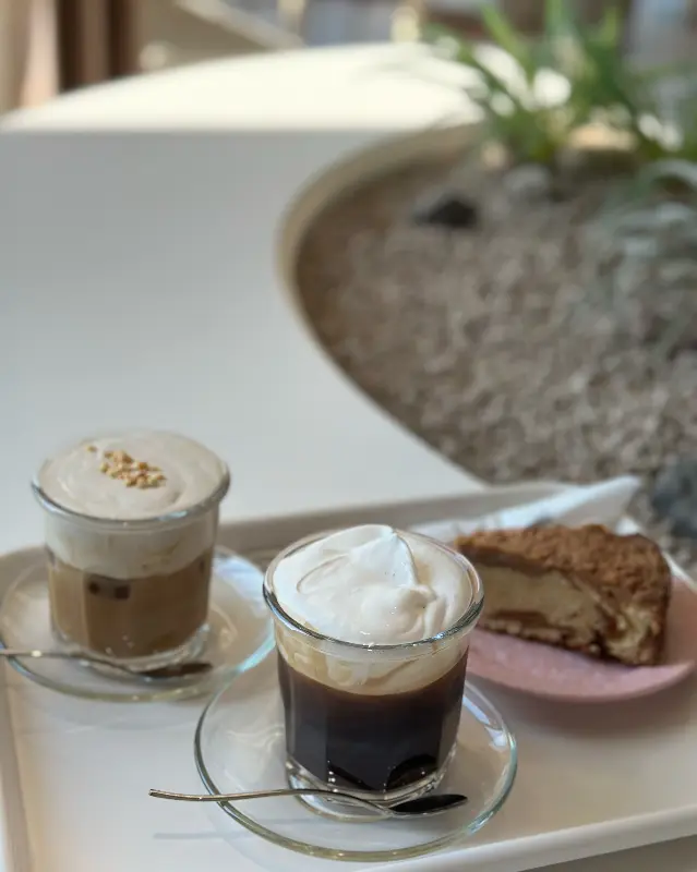 카페 내부 테이블 좌석