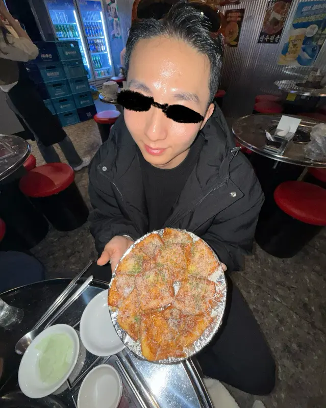 계란 토스트를 들고 있는 모습