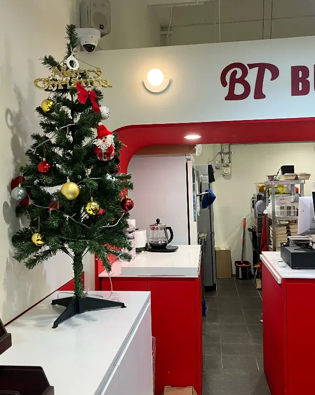 BT버거앤타코 매장 내부의 크리스마스 트리 장식