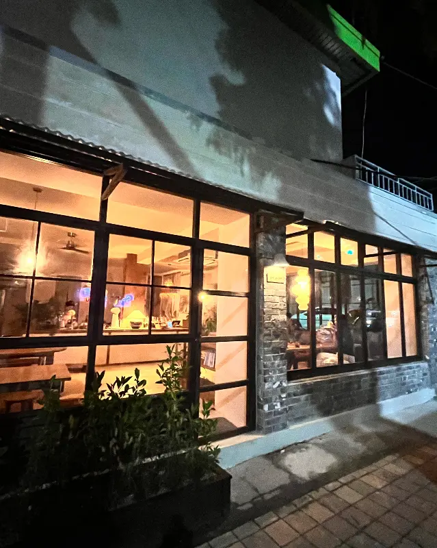 밤에 방문한 오프온오프 외관