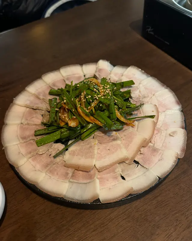 정갈하게 담겨 나온 수육