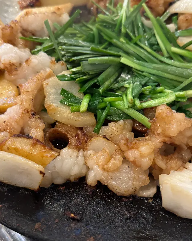 잘 구워진 대창과 부추의 조화