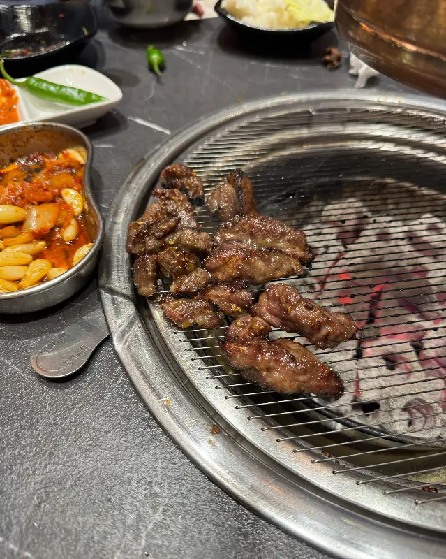 불판 위에서 맛있게 익어가는 돼지갈비