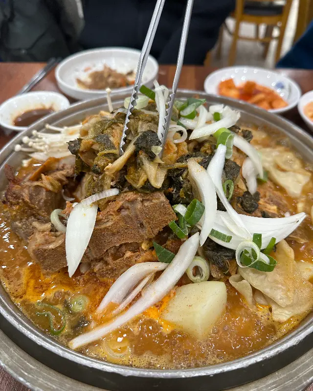 집게로 살코기를 발라먹는 모습