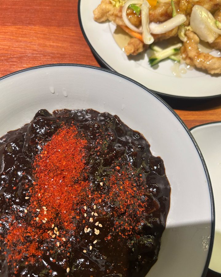 짜장 소스 위에 뿌려진 고춧가루