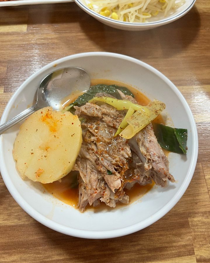 살코기가 가득 붙은 뼈다귀