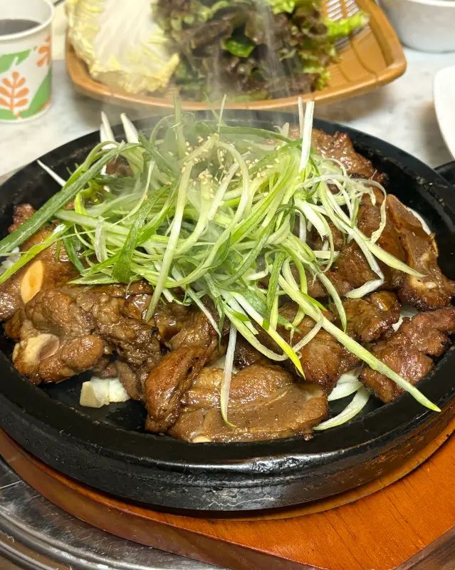 파채가 듬뿍 올려진 먹음직스러운 돼지갈비