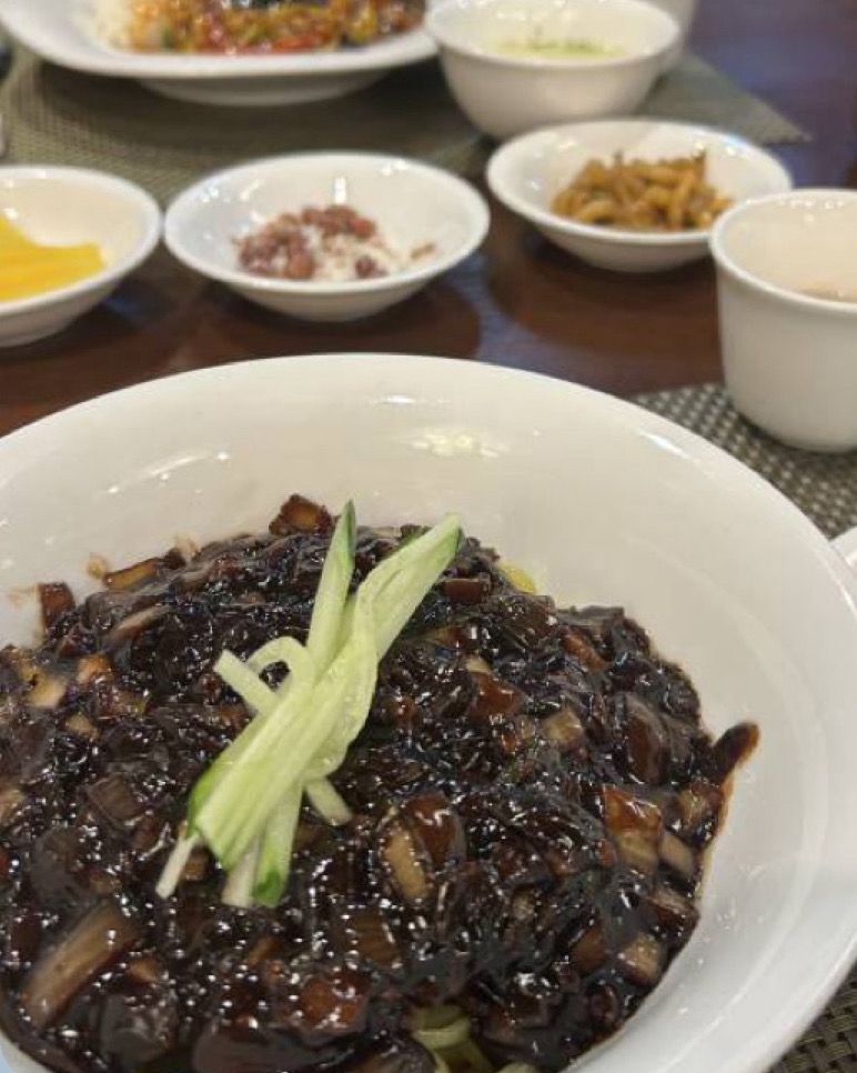 윤기가 흐르는 짜장면