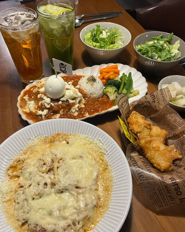 함께 주문한 눈꽃치즈 토마토 파스타와 샐러드