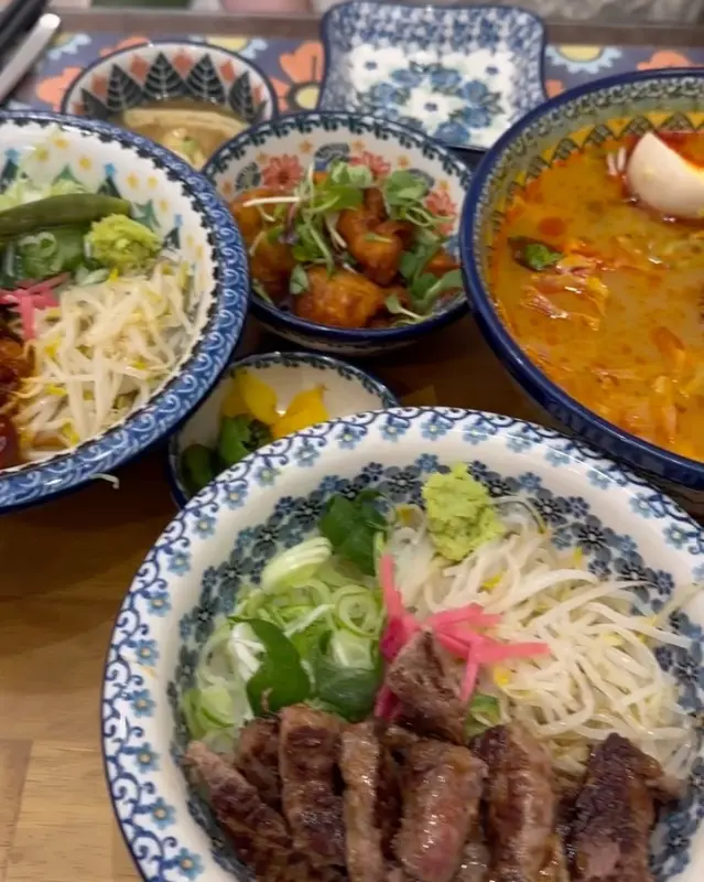 다양한 메뉴를 한눈에 담은 사진