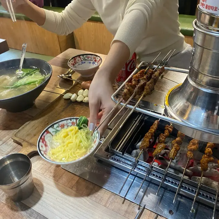 다양한 곁들임 메뉴와 함께 즐기는 양꼬치