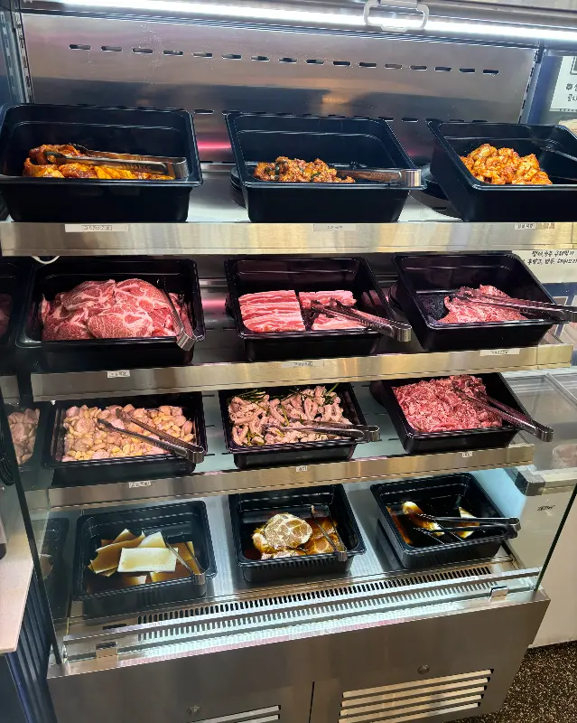 다양한 고기 종류가 신선하게 진열되어 있는 모습
