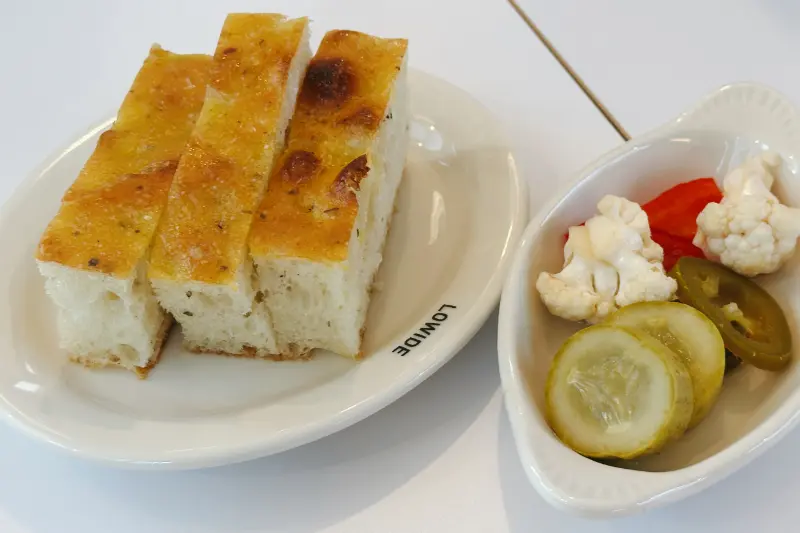 로와이드에서 판매하는 빵과 피클