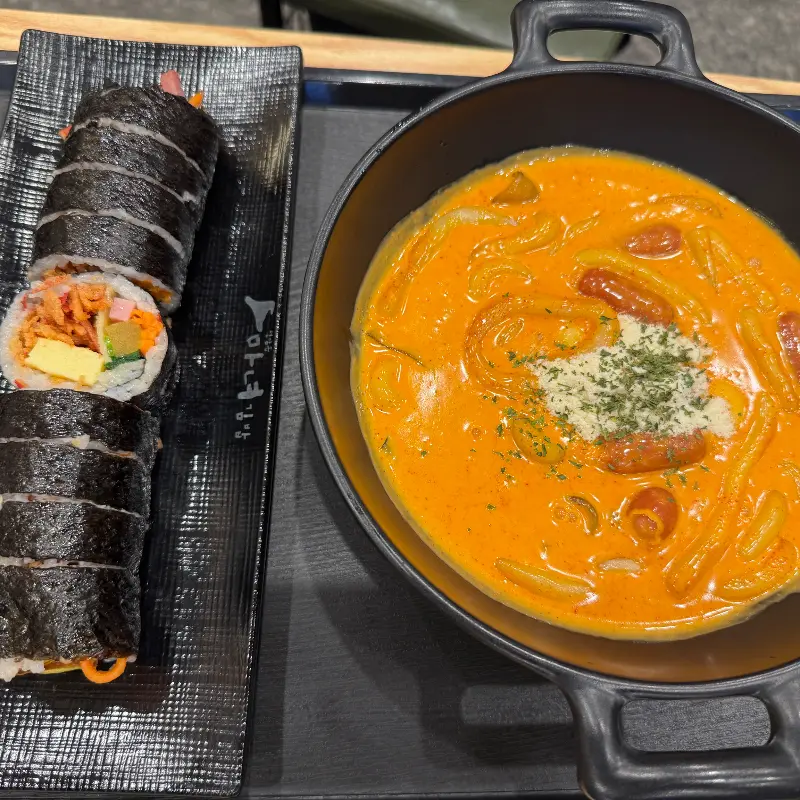 김밥과 떡볶이의 조화