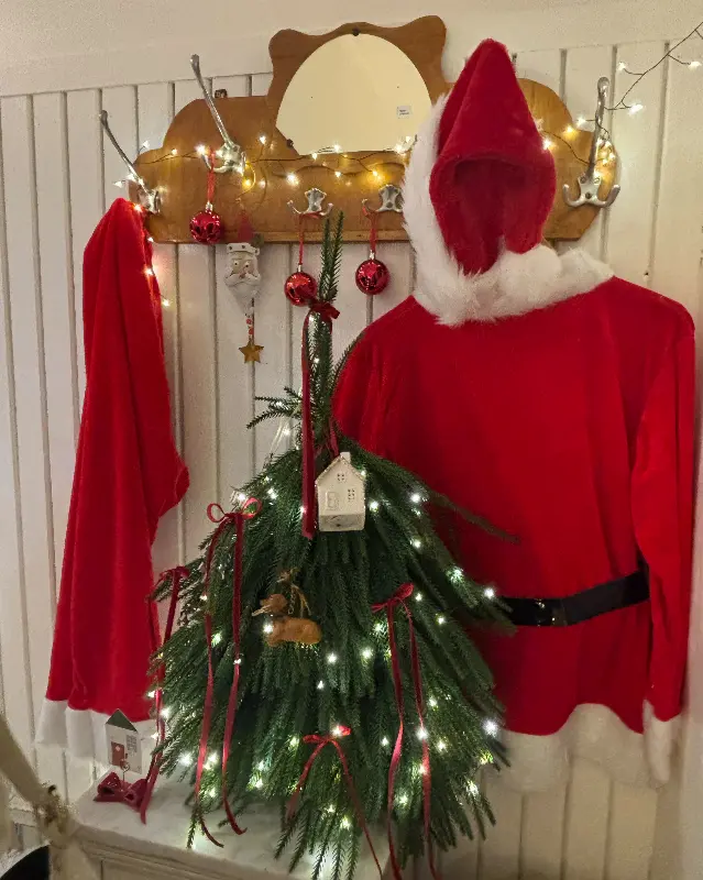 크리스마스 분위기로 꾸며진 카페 내부