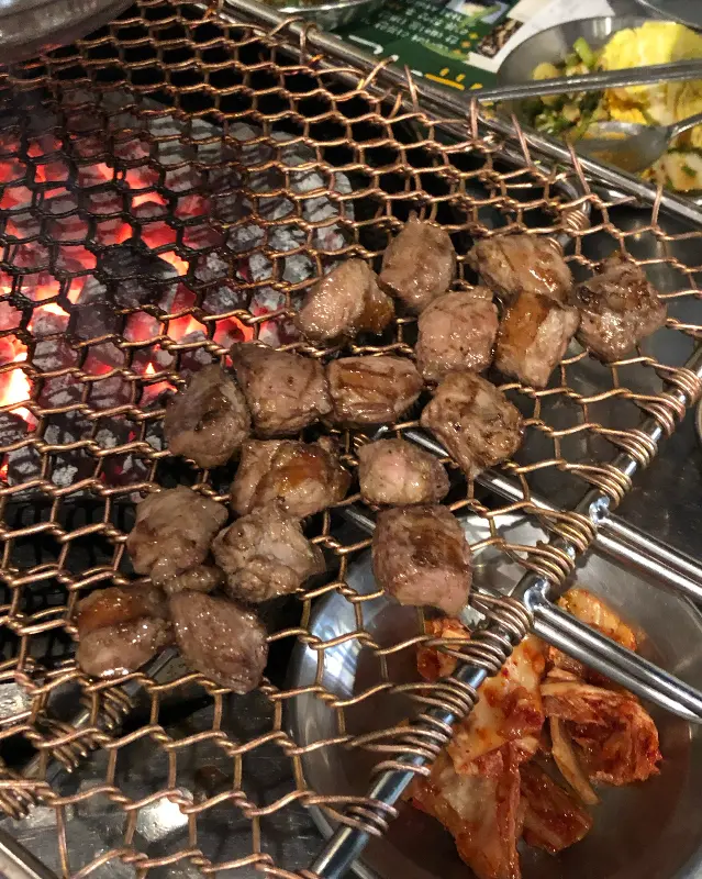 숯불 위에서 맛있게 구워지고 있는 갈매기살