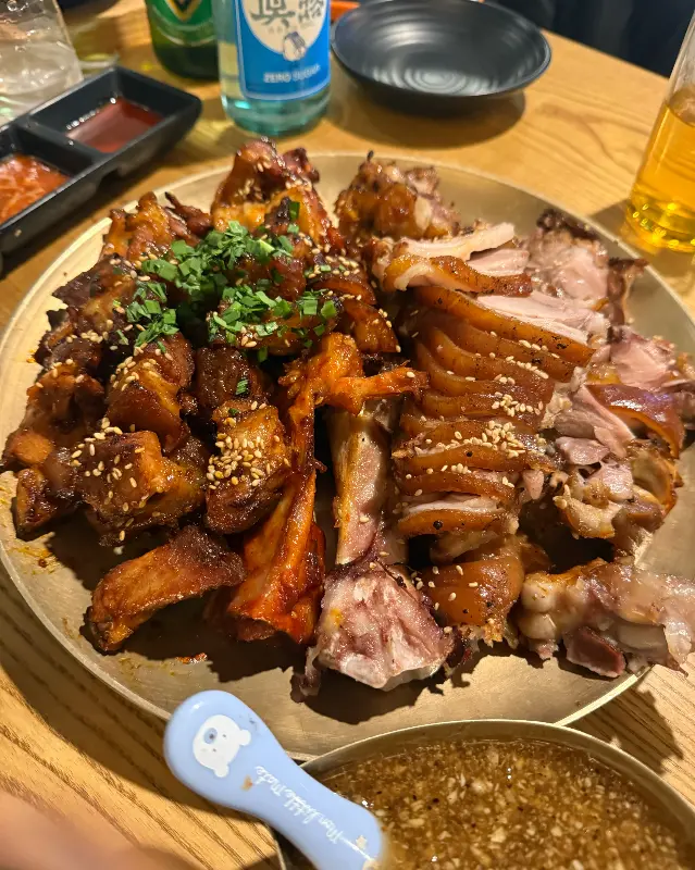 족발과 매운 족발이 함께 담겨져 있는 반반 족발 사진