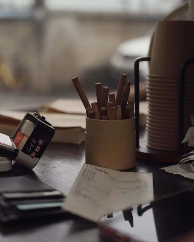 계산대 위에 놓인 연필꽂이