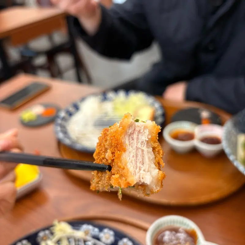 두툼한 돈까스 단면