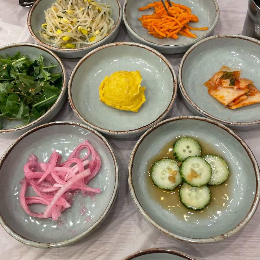 다채로운 색감의 밑반찬