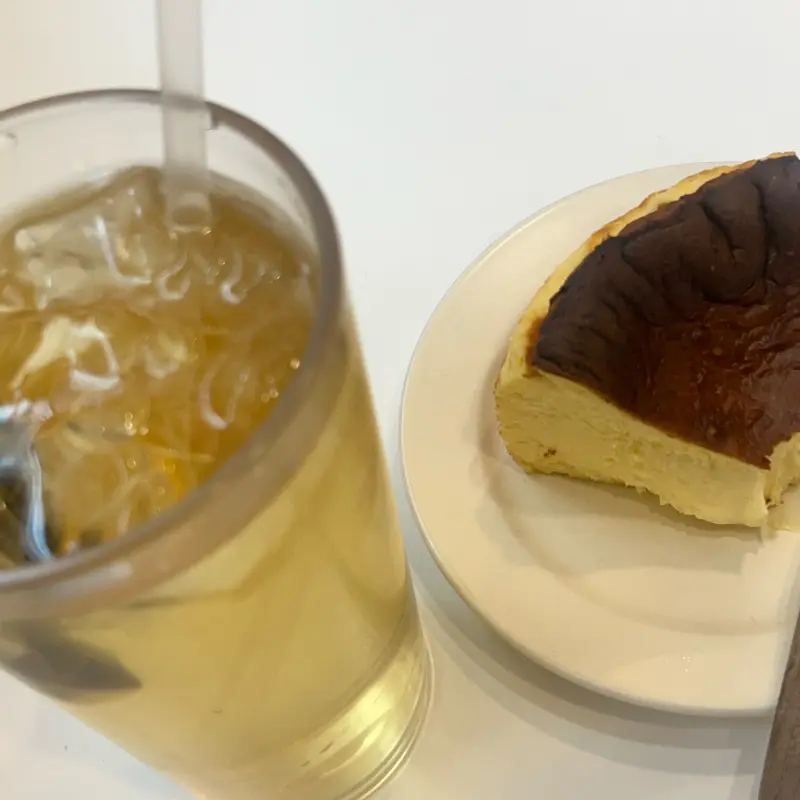 음료와 함께 즐기는 케이크