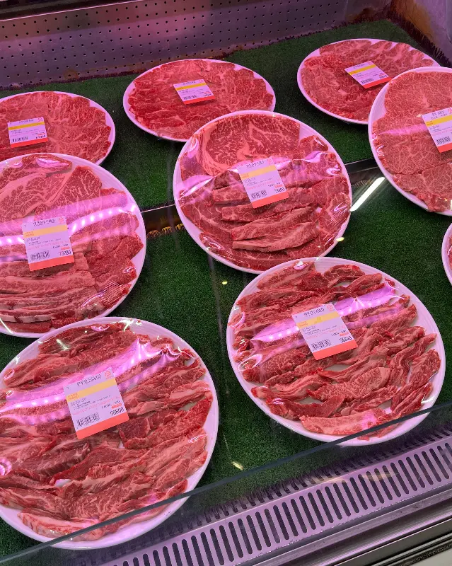 다양한 부위의 소고기를 판매하는 냉장고