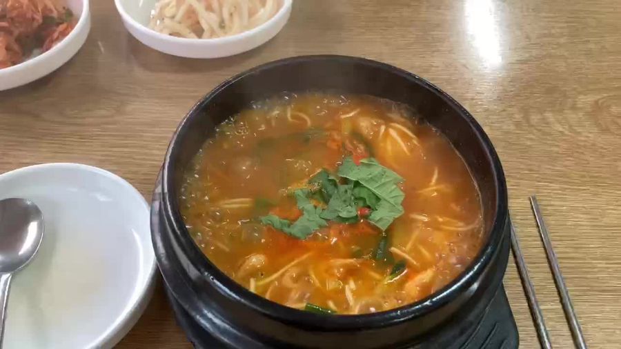 수저와 젓가락이 놓여진 어죽 한 상