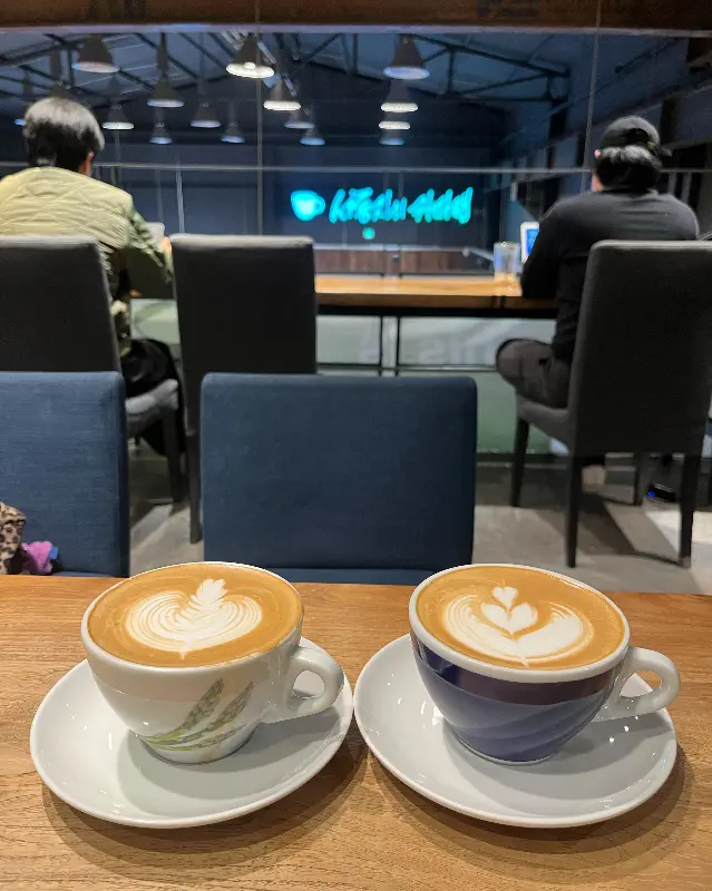 아이스 아메리카노와 바닐라 크로플