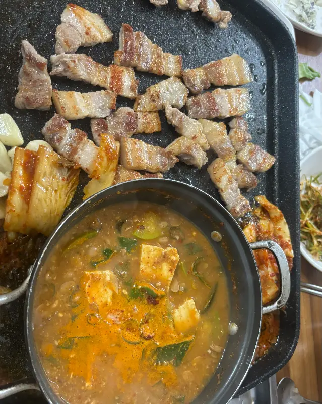 잘 구워진 삼겹살과 청국장