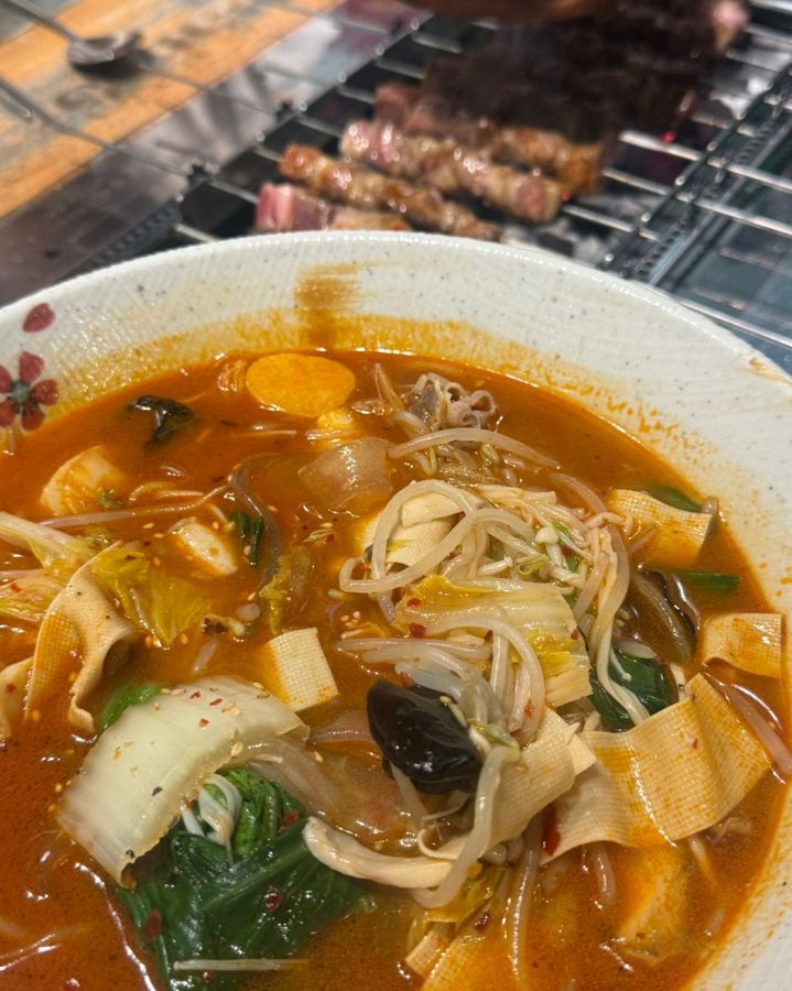 마라탕과 함께 푸짐하게 차려진 한 상