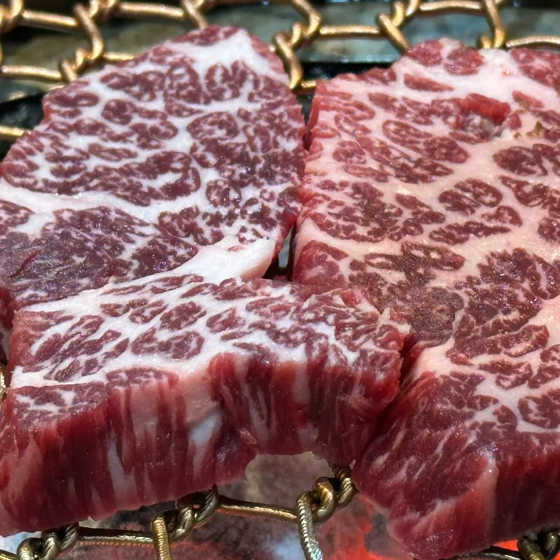 숯불 위에서 맛있게 익어가는 한우