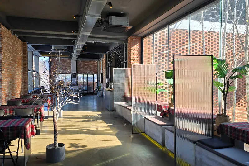 넓은 창으로 햇살이 가득 들어오는 카페 내부