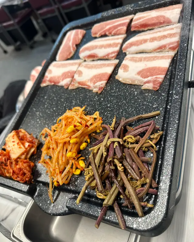 잘 익은 냉삼과 김치, 콩나물