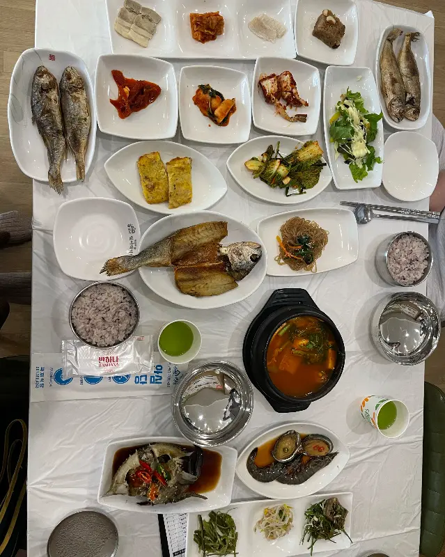 밥 위에 게장을 올려 먹는 모습