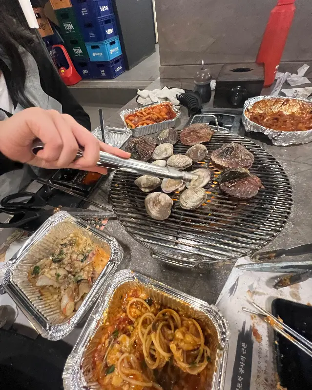 불판 위에서 구워지는 조개들