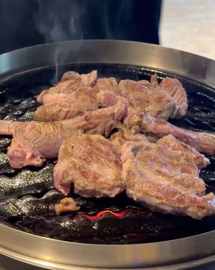 숯불 위에서 구워지는 양고기