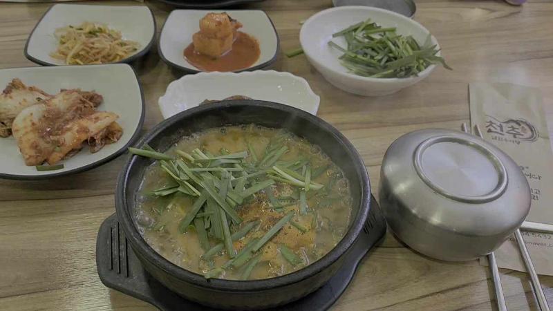 정갈하게 차려진 밑반찬과 추어탕