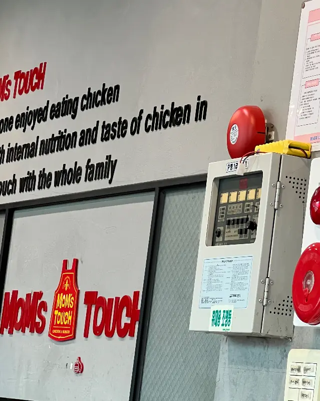 맘스터치 내부 인테리어