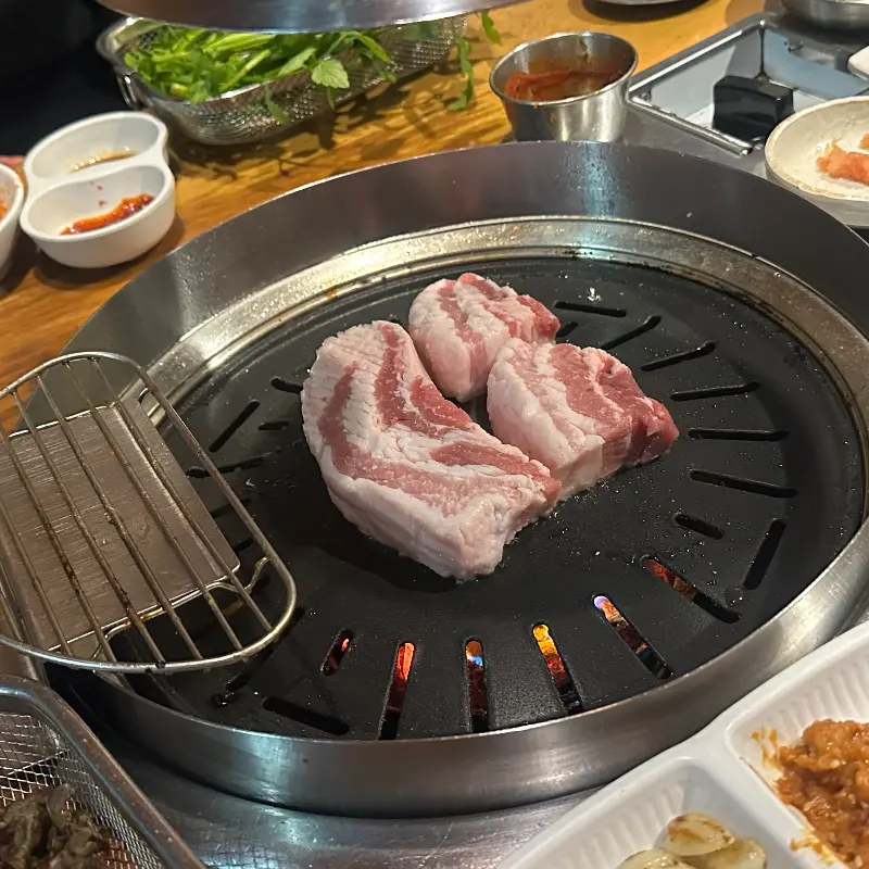 불판 위에 올려진 삼겹살