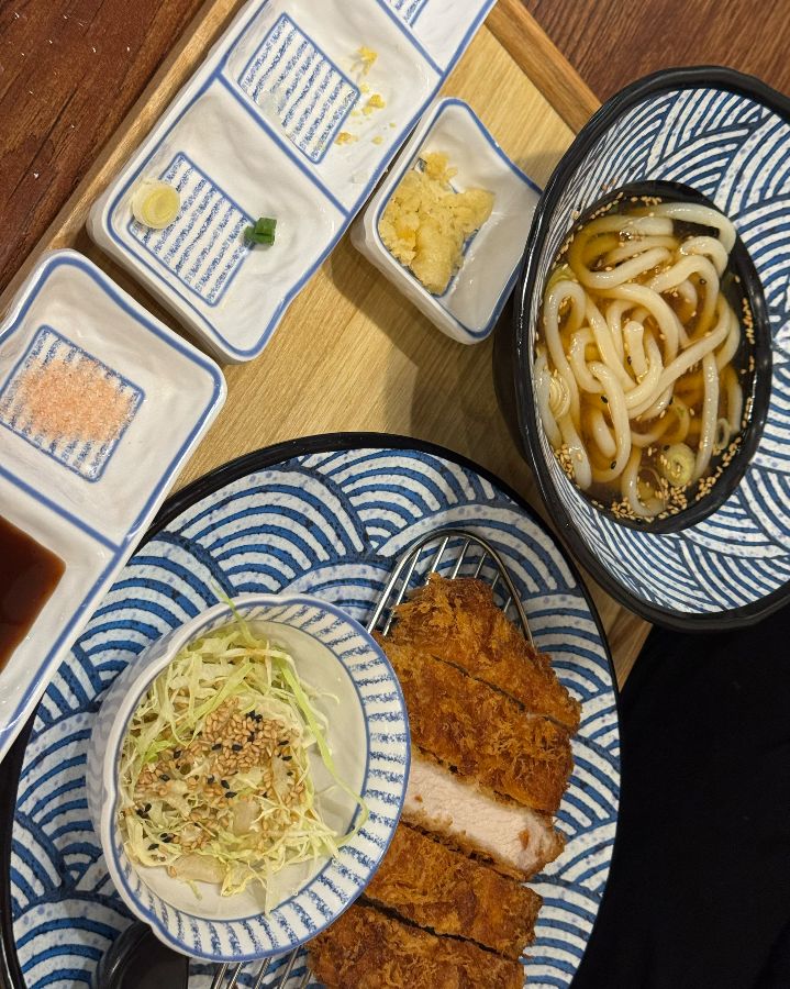 우동과 돈카츠 세트 메뉴