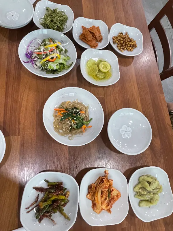 돌솥밥과 다양한 밑반찬