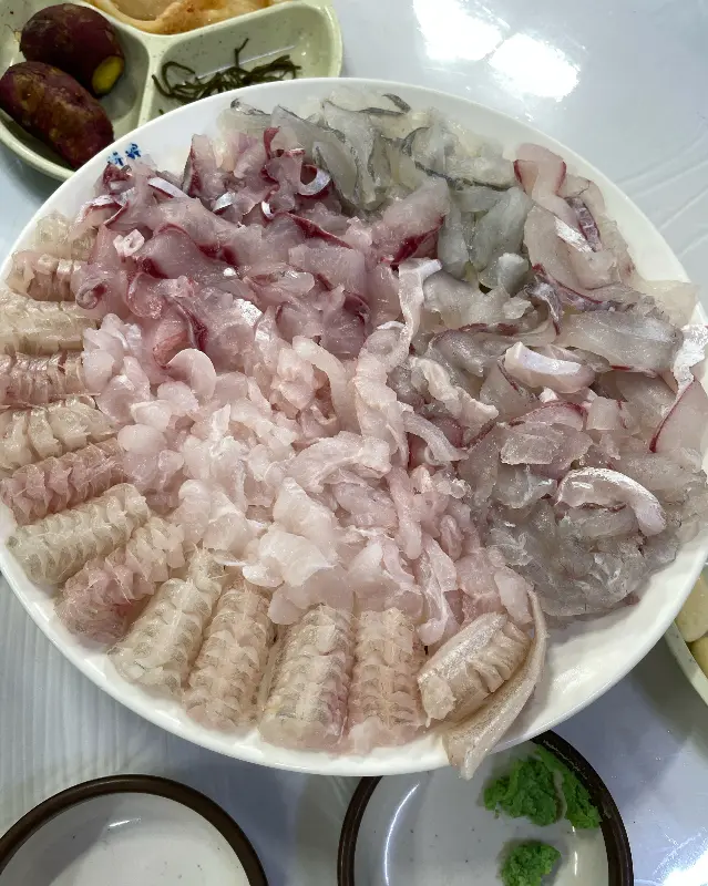 다양한 종류의 모듬회