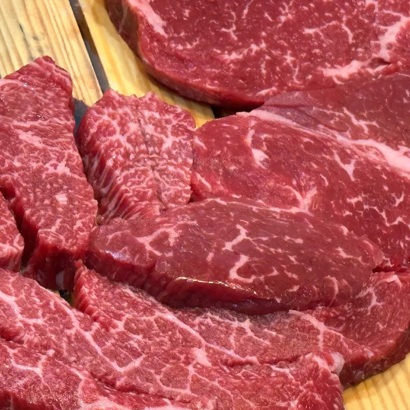 선명한 마블링이 돋보이는 신선한 한우 모듬